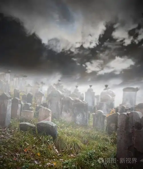 诡异的墓地照片-正版商用图片052m0k-摄图新视界