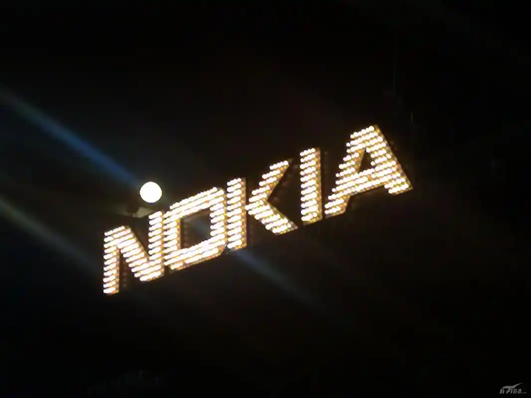 体育馆内4倍变焦:装饰在顶部的nokia logo
