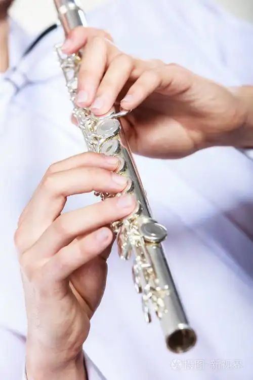 吹长笛的年轻男人的手