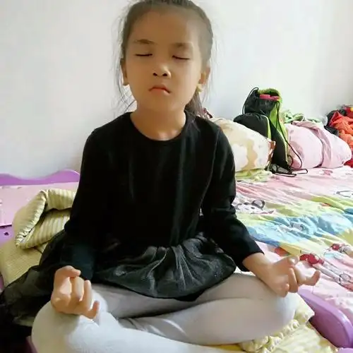 童仁经典国学礼仪幼儿园学前二班宝贝们第十二周睡前打坐精彩瞬间