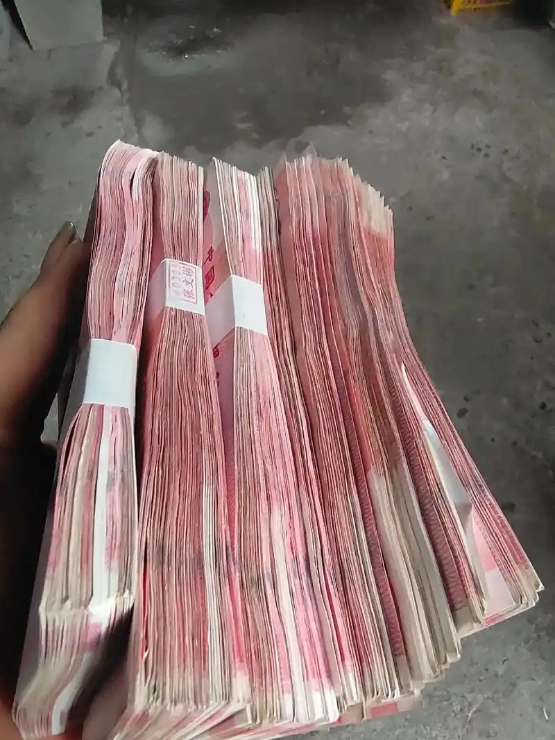 今天发工资了,今年第一次拿到的现金,辛辛苦苦上了一个月的班, - 抖音