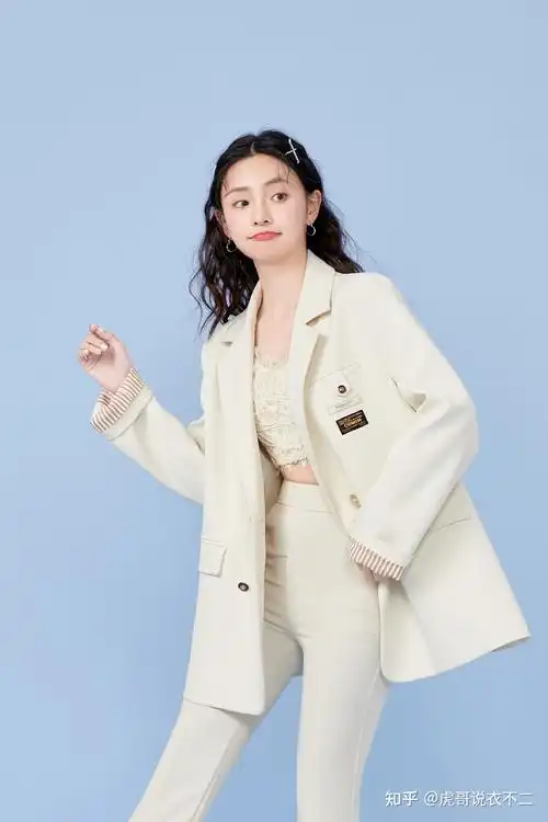 二,白色西装搭配