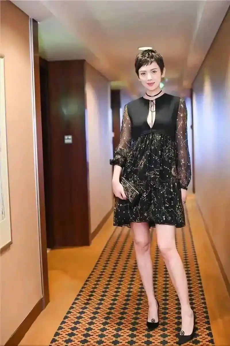 刘恺威现任女友李晓峰真的是太美了,把短发造型展示的淋漓尽致,穿黑色