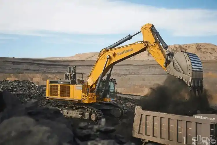 出发柳工200台矿用宽体自卸车15台超大型挖掘机批量发车