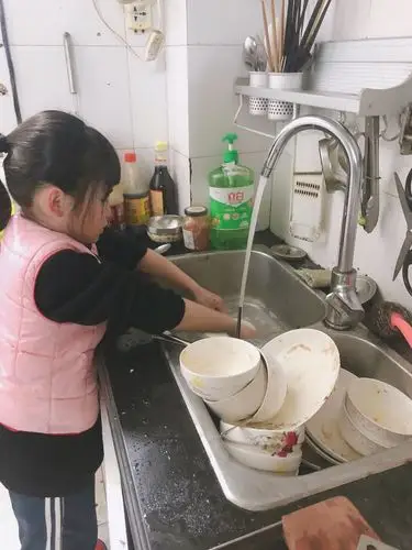 妈妈说我是小学生了,放寒假和姐姐轮流洗碗,我洗的碗可是非常干净哦!