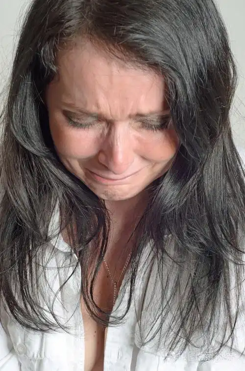 绝望哭泣的女人