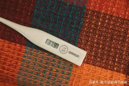 《测量体温的数字体温计》月下老-联合拍摄