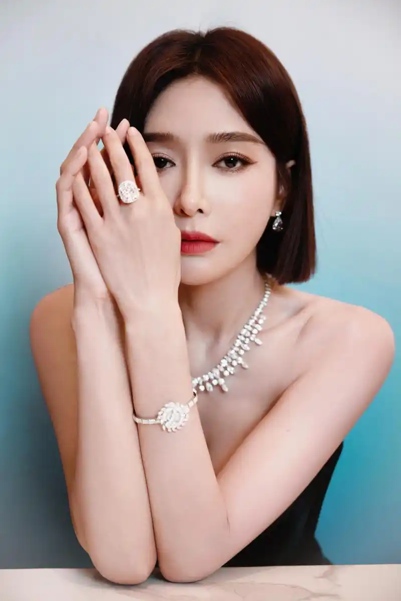 秦岚#一袭黑色礼服与耀目珠宝交错搭配96 感谢邀请, 一起探索 "