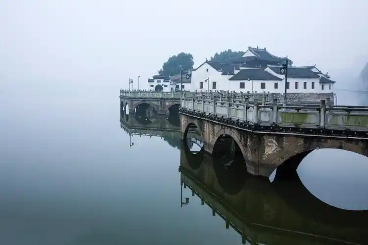 观赏烟水亭主要是观赏其历史价值瞻仰诸如白居易周敦颐周瑜等历史名人