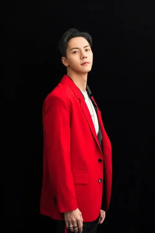 陈伟霆红色西装优雅帅气写真