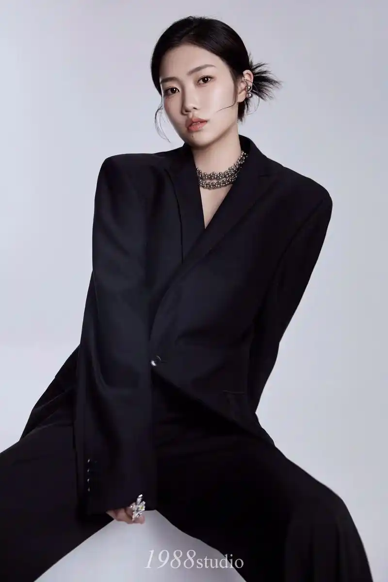 随性又高级,这套西装写真太酷了吧.拒绝烂大街的职业形象照 随 - 抖音