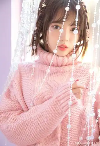 粉色毛衣女孩甜美可爱给人温馨幸福感