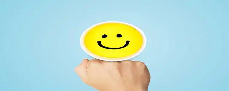 微笑表情裂成两半含义,笑裂开是什么意思