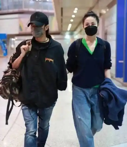 王菲谢霆锋再次高调同框两人同穿情侣装配一脸但全程毫无交流