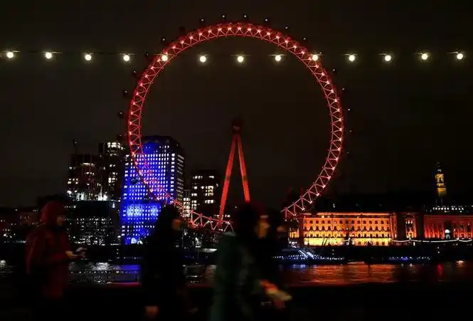 龙腾四海英国伦敦眼亮起中国红