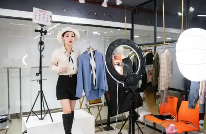 直播带货类目中,服饰类直播间一般场景布置形式如下.