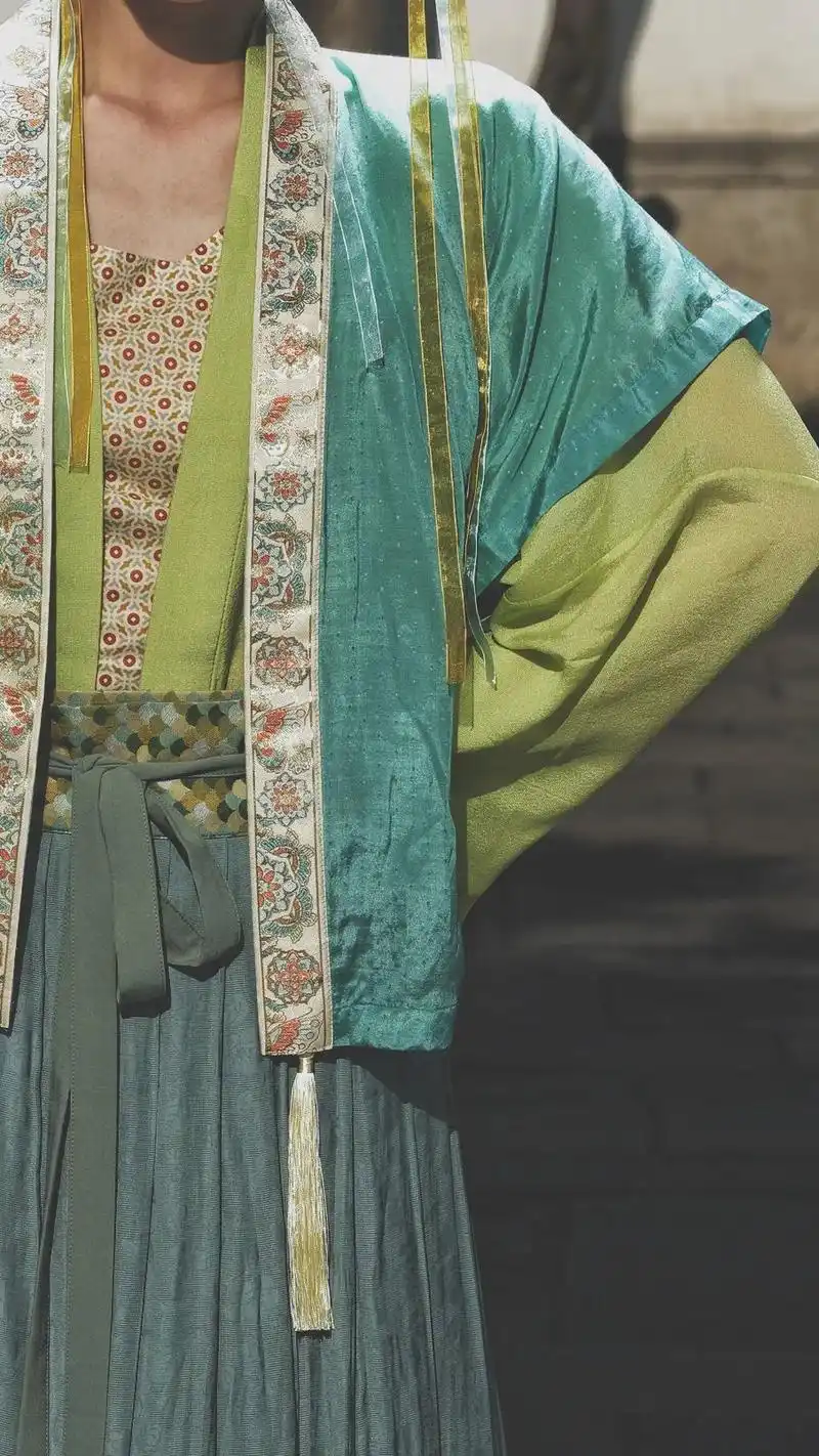 对宋朝女性来说,"抹胸 褙子"是最典型的装束.