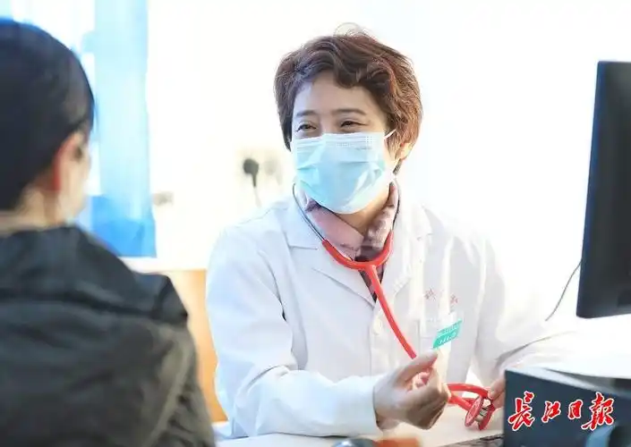 李晓南医生在问诊.长江日报记者何晓刚 摄