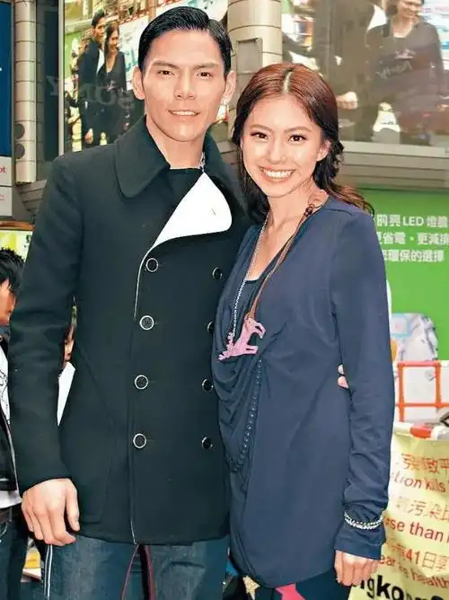 但向太对这段恋情好像不太满意,黄婉佩比她儿子大两岁,入圈早,而且