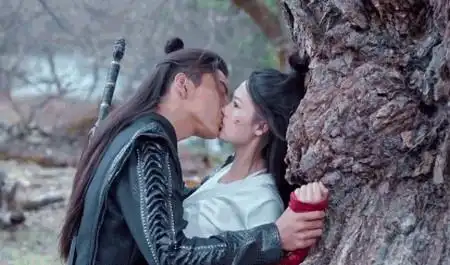 王大陆蹭完李沁脸仿佛打了高光,吻戏像拔火罐,李沁被亲到变形