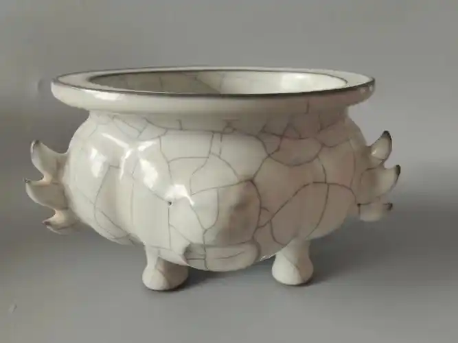 北宋官窑瓷三足炉