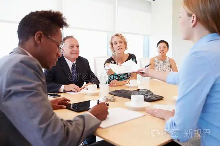 五个商人在会议室开会照片-正版商用图片1sw09j-摄图新视界