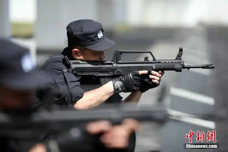 武铁特警加强日常练兵 确保旅客出行安全