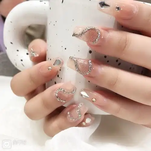 裸色方圆形夏天简约链条爱心美甲图片