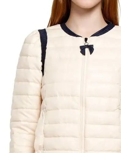 米杏色时尚轻薄长袖短款羽绒服