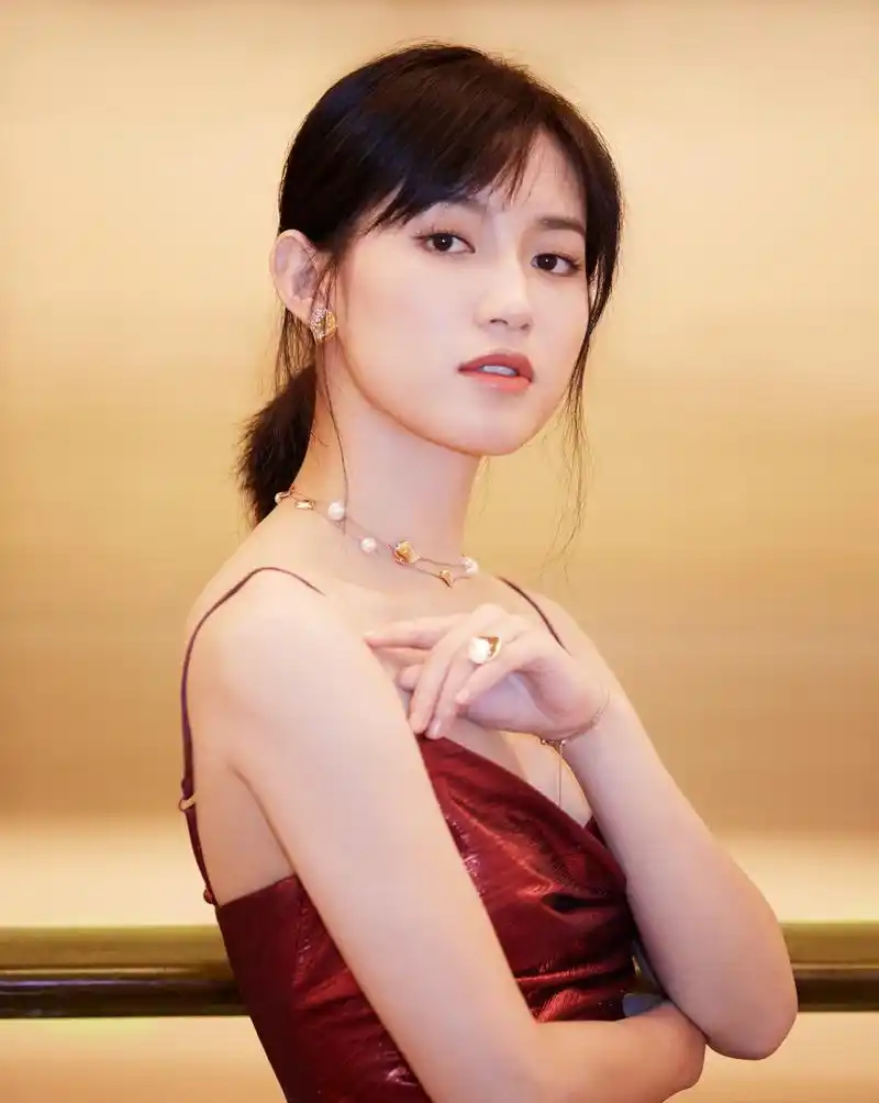 最新美照曝光,演员苏青将以今年秋冬最in红梨色吊带裙优雅出席某活动.