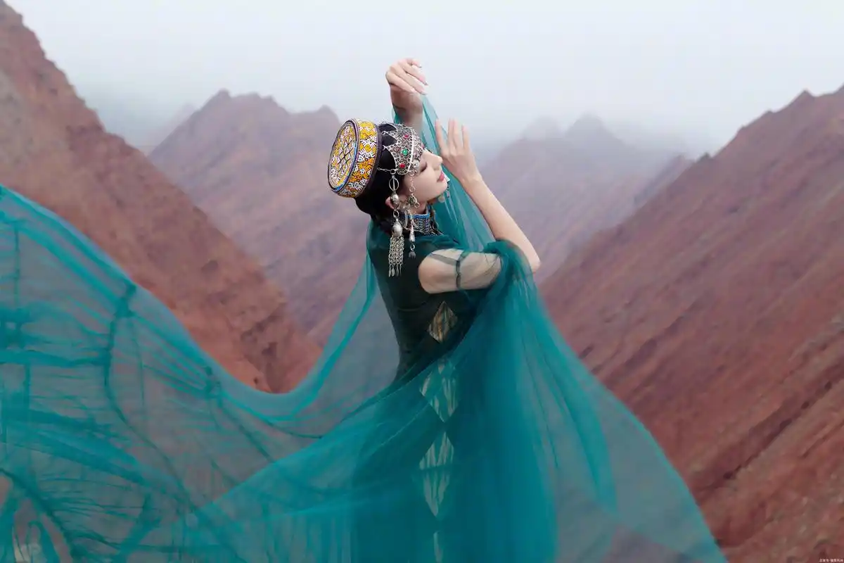 佟丽娅在新疆拍摄一组大片,如天山圣女翩然而至,仙气溢出屏幕