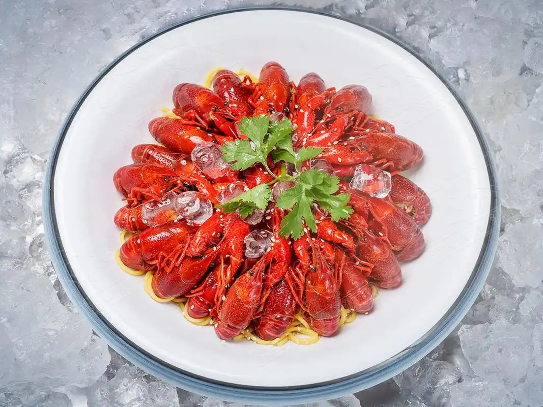 冰镇小龙虾,美味与清凉同在  #美食# #我的美食分享# 夏日炎炎,何不来