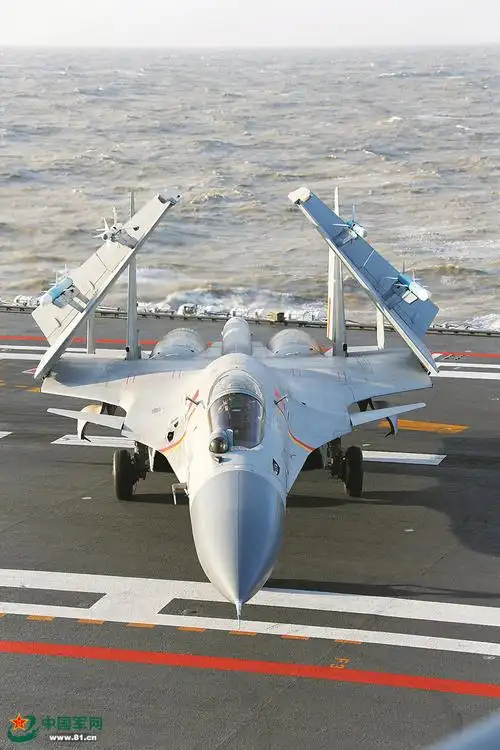 机翼折叠状态的歼-15舰载战斗机. 李唐摄
