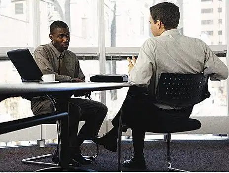 两个,商务人士,坐,桌子,交谈