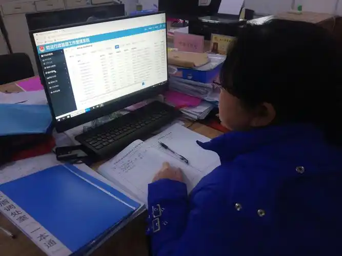 长风社区网格长张红加班加点整理综治材料