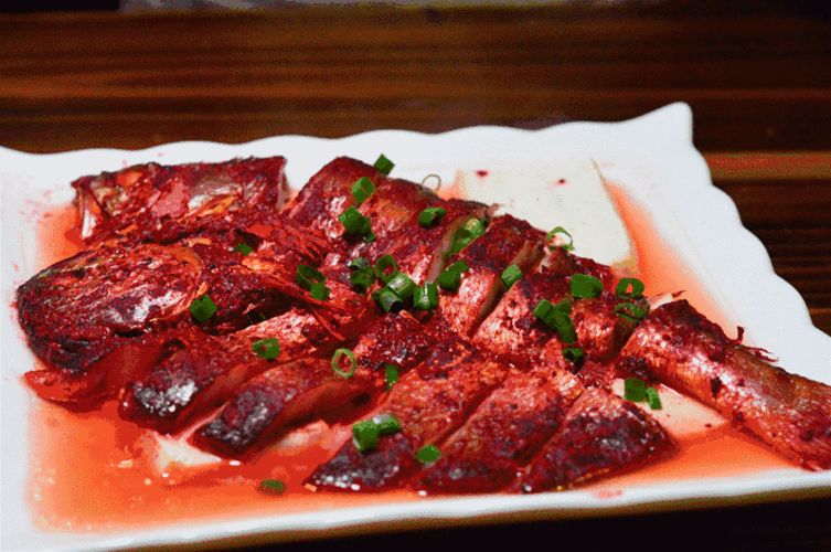 相间,加上细细的葱花,吃光吃光,统统吃光名人堂的特色之一,酒糟花瓜鱼