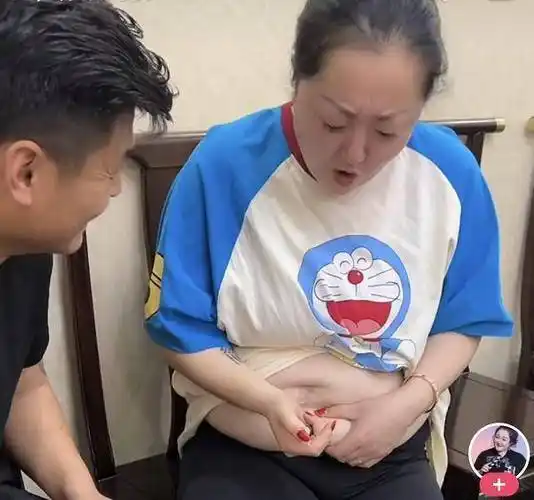 在她其中一条视频中,就是给自己打排卵针,只见她捏着自己的小肚子,毫