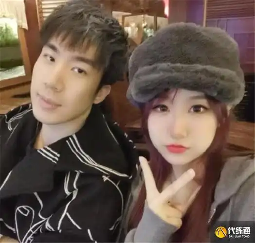 当晚一同参加活动的还有虎牙主播miss,jy,蛇哥,炸姐等人,几位都是当红