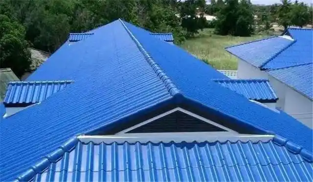 就像如今很多老小区,用一些彩钢瓦来作为隔热防水的房顶设计