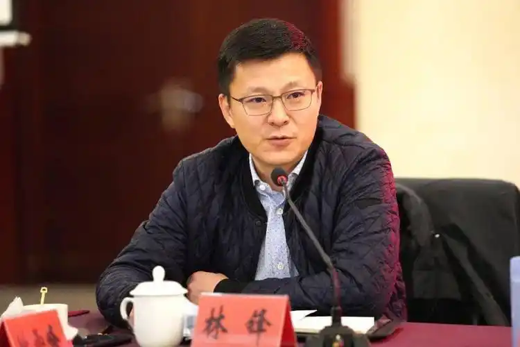 镇党委委员,副镇长林锋围绕经济发展,环保,消防安全生产等工作作交流