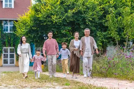 手牵手一家人图片