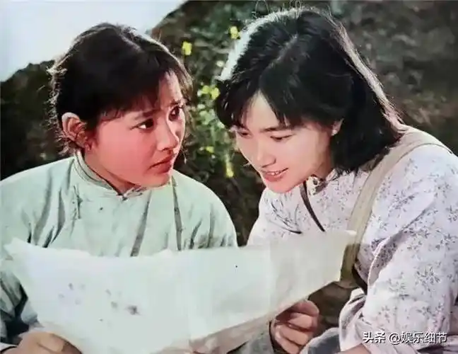 华表奖上《小花》剧组45年后重聚,刘晓庆,唐国强,陈冲合体亮相_电影