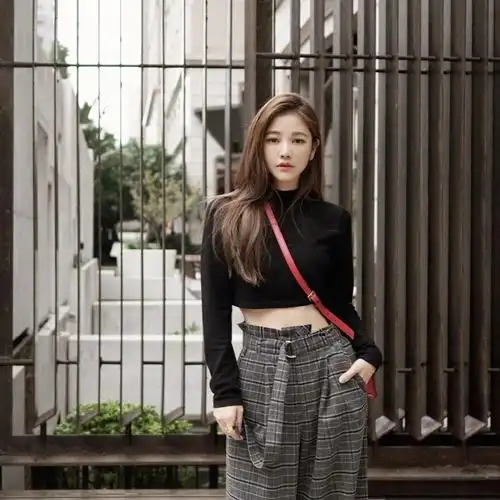 许路儿超会搭红包包!衣服颜色少一点 瞬间减龄20岁