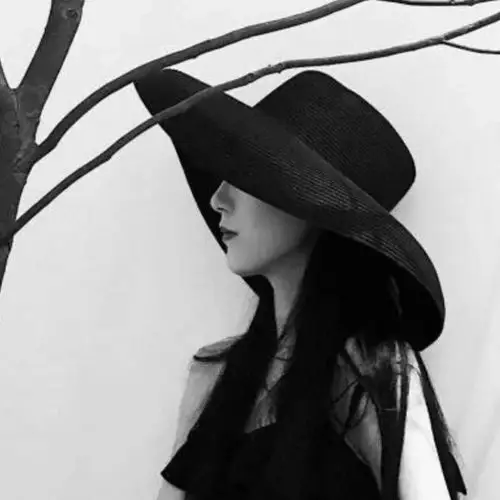 变得很丧很丧的女生伤感哀伤黑白头像