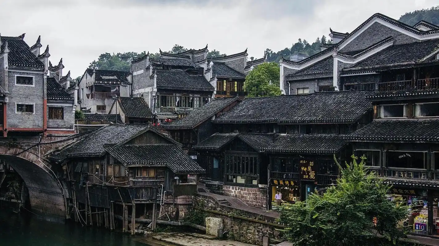 【美丽边城·凤凰古城】   凤凰古城位于湖南省湘西土家族苗族自治州