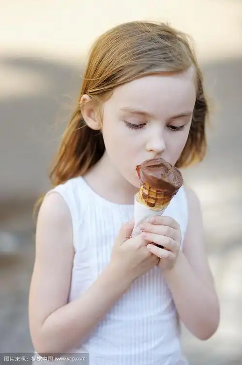 可爱的小女孩在吃冰淇淋
