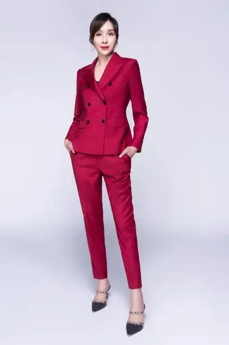 杨恭如酒红色西装潇洒干练 身材纤瘦女神范依旧