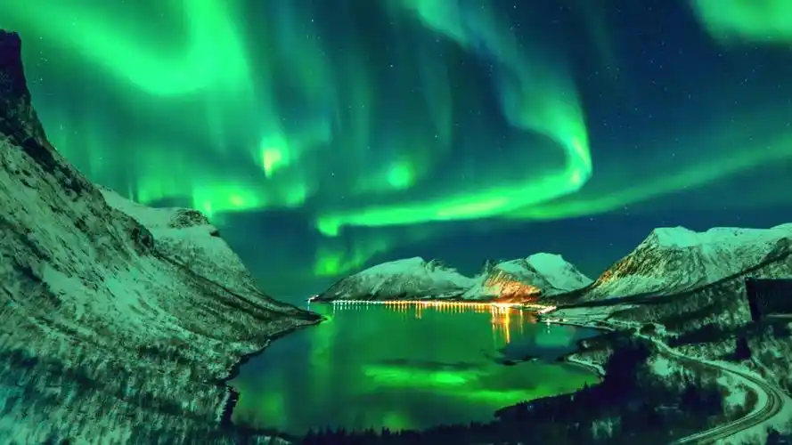 【极光】 挪威上空的北极光绚丽剪影