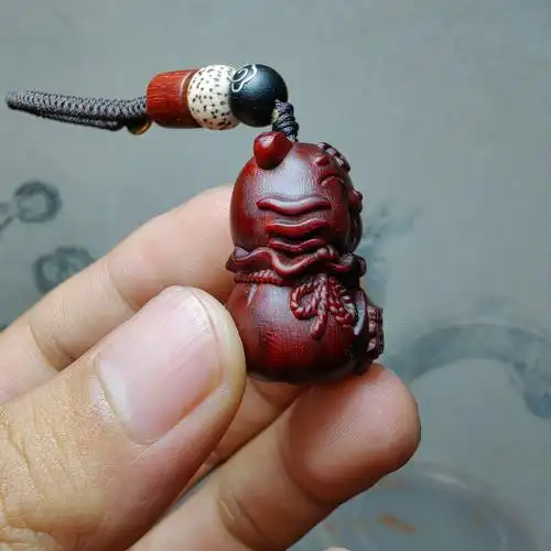 南阳地区的淘宝集市"一木一世界",所属主分类"家居饰品",子分类"木雕"