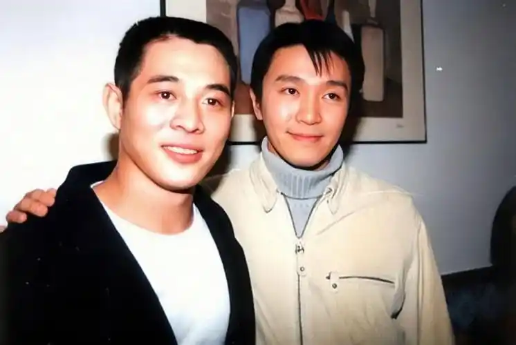 利智与李连杰从戏里爱到了戏外,不过一心扑在事业上的利智并没有嫁人